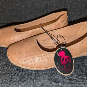 GC Shoes Women’s Tan Slip-On Ballet Flats Size 9.5W